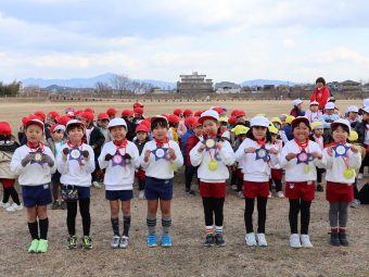 手作りメダルと一緒に記念撮影パチリ！